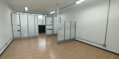 En Alberto Alvarez tenemos la oficina ideal que estas buscando cuenta con un area de 55 metros cuadrados y tiene una excelente ubicacion a unos pocos metros de la estacion Parque Berrio de metro de Medellin, cuenta con muy buena seguridad con vigilancia y puertas de segurida.                                         
No te quedes con las ganas de conocerlo y contacta a uno de nuestros asesores que con el mayor de los gustos te atenderan.