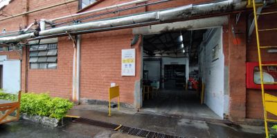 Excelente bodega para arriendo en inmejorable ubicacion del municipio de Bello, en el sector de Fabricato lo que le brinda una posicion privilegiada para su negocio. con un area de 951m Disfrute de la tranquilidad de esta inmejorable zona del norte del area metropolitana. Cualquier negocio que requiera un espacio amplio, seguro y bien ubicado. Canon de arrendamiento mas IVA. Contactenos hoy mismo para programar una visita y conocer mas sobre esta bodega excepcional.