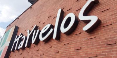 Local en el Centro comercial Hayuelos, en el segundo piso, con excelente tráfico peatonal, al lado de esta peluquería y al lado del sSark Park ( parque de los niños) a unos kilómetros de las escaleras peatonales y a unos pasos de Cinépolis.