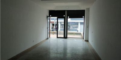 ¡Local en Venta en Versalles, Manizales! ??

Ubicado cerca de Confamiliares de la 50, sobre la Avenida Paralela, este local comercial es una excelente opción para quienes buscan visibilidad, accesibilidad y alto flujo peatonal y vehicular.

Espacio Versátil y Funcional:
Con 55 m² de área privada, cuenta con un amplio salón, baño auxiliar, buena iluminación natural, doble ventana y puerta de seguridad. Piso en cerámica y servicios completos (agua, gas domiciliario y electricidad).

Ubicación Estratégica:
En una zona altamente comercial, cerca de centros médicos, centros comerciales, universidades y parques. Está sobre vía principal y con acceso pavimentado, ideal para negocios de atención al público.

¡Invierte en una ubicación privilegiada y haz crecer tu negocio! Contáctanos para más información y agenda tu visita.


