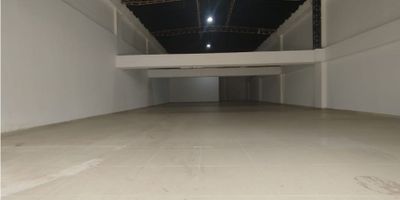 Local comercial ubicado sobre una de las vías principales de la ciudad de Villavicencio, con excelente visibilidad, fácil acceso y cercanía a transporte público. Una propiedad ideal para empresas que buscan un espacio estratégico y de alto impacto.

Características destacadas:

* Área total: 287,83 m²                          * Ubicación: Sobre vía principal – excelente visibilidad

*  Fachada tipo vitrina en vidrio, ideal para exhibición y branding    *  Doble entrada al inmueble

*  Baterías de baños instaladas            *   Cometidas listas para instalación de aire acondicionado

*  Zona técnica para instalación de equipos de climatización          *   Transformador propio con capacidad de 45 KVA

*  Servicios públicos independientes y activos      *    Tanque subterráneo de agua con capacidad de 8.000 litros

*   Tanque elevado de agua con capacidad de 5.000 litros

Este local está listo para uso inmediato, con todas las instalaciones necesarias para operar de manera eficiente en un entorno corporativo y comercial de alta demanda.
