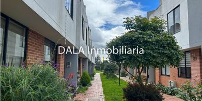 DALA Inmobiliaria vende hermosa casa en chía en conjunto cerrado, excelente iluminación consta: primer piso, disfruta de su cocina abierta, ideal para preparar tus comidas favoritas, sala comedor, baño social y un acogedor patio cubierto, en el segundo piso, encontrarás dos habitaciones amplias cada una con su propio closet, también dispones de otro baño completo para toda la familia, el tercer piso es una joya, albergando la habitación principal con su baño privado, generoso  walkin closet y terraza, cuenta con dos parqueaderos, uno cubierto y otro descubierto, con parque infantil, salón social, vigilancia 24 horas,

y lo mejor de todo es su ubicación privilegiada, cerca de centros comerciales, universidades, con acceso a una amplia gama de servicios, tiendas y restaurantes en minutos. Contáctanos hoy mismo y haz realidad el sueño de tener tu propio hogar. Si estás buscando inmobiliarias en Chía, somos tu mejor opción. También manejamos Bienes Inmuebles en Cajicá y Cota. COD.1898 A.E
