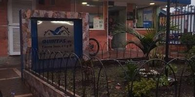 Casa de 4 piso en Quintas de Tierra Buena, consta de 4 habitaciones amplias, sala comedor, cocina 2 baños y antejardín.  Goza de luz natural, tanque de reserva de agua, posee mezzanine con capacidad para 450k, cerca a paraderos del sitp, vigilancia las 24 horas.  