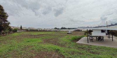 Lote comercial con muy buena ubicación, cerca del aeropuerto JMC por las torres de aproximación, tiene 5401 m2, a 250 mtrs de la vía principal, cuenta con agua y energía, cuenta con una oficina construida de aproximadamente 40mtrs, un quiosco de aproximadamente 40 mtrs y también un deck para descanso y esparcimiento. Es una muy buena oportunidad para el crecimiento de su marca o empresa, como por ejemplo un restaurante, club deportivo, parqueadero o para la construcción de bodegas u oficinas en estructura liviana, entre otros. Canon $12.000.000 más IVA. 