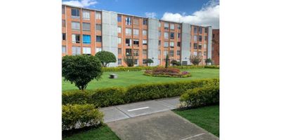 Se vende apartamento primer piso en el conjunto residencial Parques de Castilla 3, ubicado a 10 minutos de la Avenida Boyaca, del centro comercial el Edén y de la Avenida Ciudad de Cali.
Consta de 60.49 m2, distribuidos en 3 habitaciones (la principal con balcón y baño privado el cual cuenta con  ducha de hidromasaje), sala comedor, zona de estudio, cocina integral y zona de ropas (calentador de paso a gas).  
El conjunto cuenta con seguridad privada, parqueaderos de visitantes, acceso digital, zona BBQ, zonas verdes, 2 salones comunales, canchas de fútbol y  basquetbol.
Valor:$ 285.000.000 negociables.
Informes:3007257044
