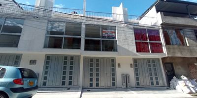 SE VENDE CASA EN URBANIZACION SANTA RITA ETAPA 4 – IBAGUE

Casa de tres niveles, construida en un lote de 42m2, en el primer nivel cuenta con sala comedor o garaje, baño, cocina integral con puerta ventana en vidrio y patio interno descubierto. Segundo nivel con dos habitaciones con closet y baño de alcobas; y el tercer nivel tiene una habitación, baño y terraza

Ubicada en un una zona residencial, zonas verdes a su alrededor, comercio variado, está a pocos metros del Mega Parque, adicional se encuentran parques en diferentes zonas, colegio comfenalco y otras instituciones educativas.  La zona cuenta con buenas vias de acceso y buen sistema de transporte.
