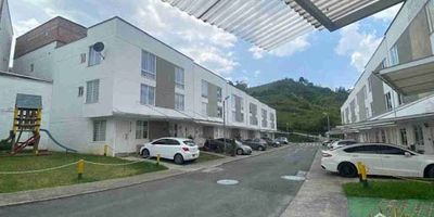 Guzmán Grupo Inmobiliario ofrece Casa Venta en Manizales sector Altos de Capri consta de:
3 Niveles
Área: 96 mt²
Estrato 3
Primer piso:
Sala/comedor
Baño social
Cocina integral 
Patio
Segundo piso:
2 Habitaciones con closet
Baño con ducha 
Corredor 
Escaleras
Tercer piso:
Habitación principal 
Vestier 
Baño privado completo
Calentador
El conjunto cerrado cuenta con: parqueadero para visitantes - cancha múltiple - salón social - 2 parques infantiles - vigilancia 24 horas 
Administración $165.000/mes
Precio venta: $400.000.000
Código: 918-4195
