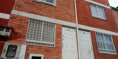 Descubre esta encantadora casa en venta con 3 habitaciones y 2 baños, perfecta para aquellos que buscan comodidad y estilo. Con 93.94 metros cuadrados, este hogar ofrece un espacio acogedor y funcional para toda la familia. Ubicada en una zona tranquila y segura, por un precio de $150,000,000, esta propiedad es una oportunidad única para aquellos que buscan un lugar para llamar hogar. ¡No pierdas la oportunidad de hacer de esta casa tu nuevo refugio!