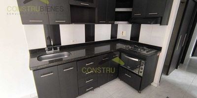 Vive con estilo y comodidad en este apartamento ubicado en el piso 13 de una unidad moderna en Suramérica, a pocos pasos de la reconocida fonda Papillon. Su ubicación estratégica ofrece fácil acceso a vías principales, transporte público y zonas comerciales.Características del inmueble:Área de 60 m²3 alcobas 2 baños cómodos y funcionales3 closets para almacenamiento eficienteSala comedor con excelente distribuciónBalcón Zona de ropas independienteCocina integral con red de gasParqueadero privado Una zona en crecimiento, tranquila y bien conectada, ideal para quienes buscan calidad de vida sin alejarse de la ciudad.¿Listo para conocerlo? Agenda tu cita y enamórate de tu próximo hogar.