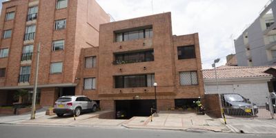 Admire  este  cómodo  aparta estudio,  muy  claro  e  iluminado,  viva  con todas la comodidades  de  vivir  cera  a Unicentro, bancos, supermercados, parques e  iglesias.  Fácil transporte, con cómodas  vías de accesos. No deje pasar esta oportunidad.