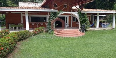 Vendo finca en Santa fe de Antioquia a puerta cerrada, 3800mt²Casa principal: área de 260mt², 3 alcobas, 2 principales y una sencilla, 3 baños completos, baño social, cocina abierta con barra, sala comedor de 6 puestos, billar, zona de ropas con lavadora.Casa auxiliar de visitantes: área de 120mt²Piso1: 1 alcoba, cama doble y camarote, cocina, sala y comedor 6 puestos, 1 bañoPiso 2: 2 apartamentos con alcoba, baño y balcón cada uno.Casa mayordomo: área 20mt², alcoba, cocina, comedor 4 puestos.Piscina con baño social.Vende Activos y Bienes, Inmobiliaria experta en administración, arrendamiento y venta de apartamentos, casas, locales, bodegas y oficinas en el Oriente Antioqueño, Medellín y toda el área Metropolitana.