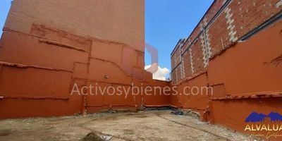 Venta de Lote en Laureles, 277mt², alta mixtura para vivienda o comercio, esquina, forma triangular. Fondo 25.5mt², frente 22.1, permite 10 pisos y  Pagando derechos permite construcción de 12 pisos, cancelando derechos adicionales de altura. Cerca a la avenida Nutibara. Información sujeta a cambios. Las imágenes de muebles, enseres, decoración y demás elementos son una referencia. Vende Activos y Bienes, Inmobiliaria experta en administración, arrendamiento y venta de apartamentos, casas, locales, bodegas y oficinas en el Oriente Antioqueño, Medellín y toda el área Metropolitana.