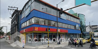 9187193 - D.C COLOMBIA S.A.S ofrece en arriendo este amplio LOCAL COMERCIAL ubicado en el segundo piso, con un área de 280 m² aproximadamente (piso completo), ideal para centros de formación, oficinas administrativas, academias, coworking, gimnasios o instituciones de salud. El inmueble cuenta con una excelente distribución, espacios abiertos, buena iluminación natural gracias a sus ventanales, baños disponibles y una ubicación estratégica en zona comercial que ofrece gran visibilidad y fácil acceso. ¡Una excelente oportunidad para expandir tu negocio en un espacio cómodo, funcional y versátil! Contáctanos para más información.
