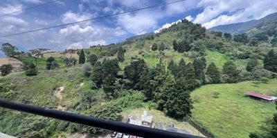 Apartamento en venta La Estrella. El apartamento cuenta con 50.69 M2 de área, distribuidos en dos cómodas alcobas y dos baños, proporcionando un espacio perfecto para una familia pequeña o una pareja. Además, su diseño moderno y funcional ofrece una sensación de amplitud en cada uno de sus espacios. cuenta con un práctico espacio de estudio, ideal para aquellos que trabajan desde casa o para aquellos que disfrutan de un rincón tranquilo para leer y estudiar. La propiedad también cuenta con zonas comunes como gimnasio, piscina, salón comunal y zonas verdes, perfectas para disfrutar de momentos de esparcimiento y recreación en familia. Contáctanos para más información.