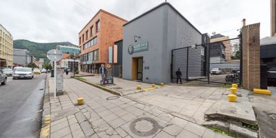 Local/Lote comercial en arriendo o venta en Bogotá – Chicó Norte

Espectacular propiedad comercial ubicada estratégicamente en la Calle 95 con Carrera 15, una de las zonas más exclusivas y transitadas del norte de Bogotá. Ideal para mostrar presencia de marca en un punto altamente visible y de fácil acceso.

Cuenta con un área construida de 461 m² distribuida en dos pisos: primer nivel de 282.80 m² y segundo nivel de 178.80 m². Área total del lote: 684 m².

Espacio para estacionamiento de hasta 12 vehículos, incluyendo uno para personas con discapacidad. Incluye baño en el área de parqueo.

Excelente oportunidad para restaurantes, clínicas, oficinas, retail de lujo o showrooms. Alta exposición vehicular y peatonal.