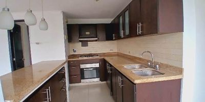 Hermoso apartamento ubicado en el el sector de  la loma de las brujas en Envigado, lugar muy tranquilo ademas deser campestre, facil acceso, usado, pero esta en excelente estado, cerca al centro comercial City Plaza, Guadalcanal y al hospital Manuel Uribe Angel, 3 habitaciones, baño en la principal, 2 parqueaderos, balcon amplio y zonas comunes completas.