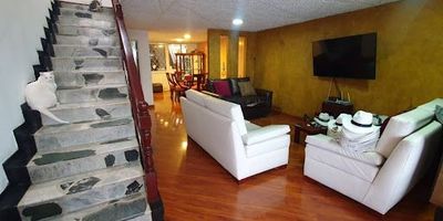 Casa en venta en Ciudad Jardín. Consta de 2 pisos. Primer piso:  sala amplia, comedor, cocina, estudio, zona de lavandería , deposito, 1 baño. Segundo piso: 3 alcobas, la principal con vestier y baño privado, cuarto deposito o estudio, baño social. Garage amplio.