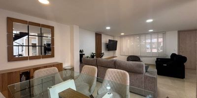 Este espectacular inmueble tiene 380 metros cuadrados construidos; se encuentra ubicado en el exclusivo sector San José, Sabaneta (Ant), a pocos pasos de la Universidad CEIPA. Es una casa de tres niveles, totalmente remodelada, con posibilidad de ampliación, ideal para quienes buscan elegancia, confort y una excelente ubicación.
Está dividida en tres habitaciones más biblioteca o estudio, cinco baños completos, vestier en la habitación principal, sala y comedor independientes, cocina integral con acabados de lujo, zona de ropas, balcón, patio, amplia terraza y garaje cubierto para dos carros. 
La unidad residencial cuenta con portería y vigilancia permanente y zonas verdes ideales para el disfrute familiar.
¡No dejes pasar esta oportunidad única! ¡Contáctanos al 3012021300 para programar una visita y descubre más sobre esta increíble propiedad!