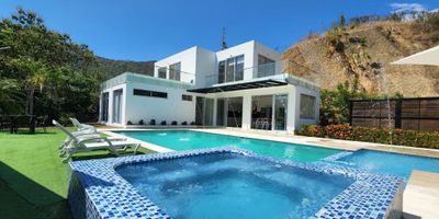 ✅EN VENTA✅ 

"¿Estás listo para cumplir tus sueños? ?? Encuentra la finca ideal. ¡Compra ya!

Tu nuevo hogar en Sopetrán; calidad y confort en cada espacio, si buscas un espacio moderno, acogedor y con excelente ubicación, esta casa es para ti. ?

✨ Características principales:
?Área: 2.700 m2
?️Habitaciones: 5
?Baños: 7
?️Salón-comedor: 1
?‍?Cocina y zona de ropas: 1
?Piso: 1 y 2
 

Este hermoso apartaestudio es perfecto para quienes desean vivir con tranquilidad y disfrutar de un entorno único en una de las mejores zonas de la ciudad. ¡No dejes pasar esta increíble oportunidad!, Escríbenos para conocer más detalles. ℹ️?

? ¡Agenda tu visita y enamórate de este hogar! ??

#TuHogarTeEspera #NuevoComienzo #ViviendaConEstilo"
