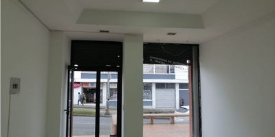 ¡Local en Venta en Versalles, Manizales! ??

Ubicado cerca de Confamiliares de la 50, sobre la Avenida Paralela, este local comercial es una excelente opción para quienes buscan visibilidad, accesibilidad y alto flujo peatonal y vehicular.

Espacio Versátil y Funcional:
Con 62 m² de área privada, cuenta con un amplio salón, baño auxiliar, buena iluminación natural, doble ventana y puerta de seguridad. Piso en cerámica y servicios completos (agua, gas domiciliario y electricidad).

Ubicación Estratégica:
En una zona altamente comercial, cerca de centros médicos, centros comerciales, universidades y parques. Está sobre vía principal y con acceso pavimentado, ideal para negocios de atención al público.

¡Invierte en una ubicación privilegiada y haz crecer tu negocio! Contáctanos para más información y agenda tu visita.
