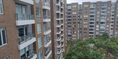 9276FR642 SE VENDE APARTAMENTO NUEVO EN SENDEROS DE MODELIA, VISTA PANORÁMICA 43 M2 construidos, una alcoba con walking closet y baño privado, sala comerdor con balcón, cocina abierta tipo americano, zona de lavanderia independiente, detector de humo, un parqueadero,  Conjunto cuanta con gimnasio, piscina, salon social , zona BBQ, sauna, turco, bicicletero, parqueadero de visitantes, vigilancia, dos ascensores por torre, zonas verdes, entre otros. Para mayor información CONTÁCTANOS!
