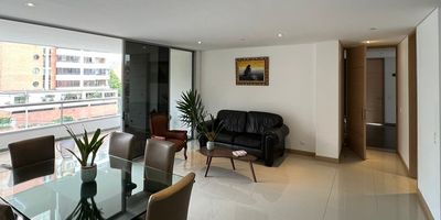 Apartamento en venta en unidad cerrada ubicada en sector redidencial, tranquilo, de poco flujo vehicular, con conexión a rutas de transporte púbico, cerca a hoteles, restaurantes, centros comerciales, de fácil acceso a las avenidas principales y gran variedad de servicios complementarios de la zona.  Cuenta con piso en cerámica y madera laminada, puerta de seguridad, sala y comedor independiente, estudio, 3 alcobas con baño en cada una, cocina integral abierta tipo americano, alcoba y baño de servicio, terraza y parqueaderos cubiertos .Conjunto cerrado con ascensor y zonas sociales muy competas que incluyen, piscina, gimnasio, salón social, sauna, parques infantiles,cancha de squash, amplias zonas verdes, vigilancia y portería 24 horas y circuito cerrado de tv.Inmueble sujeto a verificación de dispononibilidad
