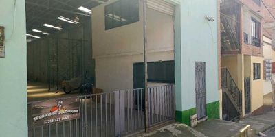 En alquiler, se encuentra esta amplia bodega ubicada en una de las zonas más concurridas de la ciudad de Bello. Con una área construida de 321, esté inmueble es ideal para emprendedores que buscan iniciar o ampliar su negocio en un lugar estratégico y de alto flujo de personas.

 

Esta bodega cuenta con 3 baños, además de los servicios de agua y electricidad, lo que garantiza comodidad y funcionalidad para posicionar tú actividad comercial que se desee llevar a cabo en él.

 

Su ubicación privilegiada ofrece gran accesibilidad, ya que se encuentra sobre una vía principal y con acceso pavimentado, lo que facilita el desplazamiento de clientes y proveedores. Además, cuenta con la cercanía de parques y zonas verdes, lo que brinda un ambiente agradable y atractivo para el público.

 

Otra gran ventaja de este local es su ubicación en una zona comercial y residencial, lo que representa una excelente oportunidad para captar tanto a clientes locales como a residentes de la zona en busca de comodidad y conveniencia.

 

Por último, su cercanía al transporte público es una gran ventaja para el negocio, ya que atrae un mayor flujo de personas y potenciales clientes. En resumen, esta bodega para alquiler en Bello es una oportunidad única para iniciar o ampliar tu negocio en una ubicación estratégica y de alta demanda en la ciudad.
