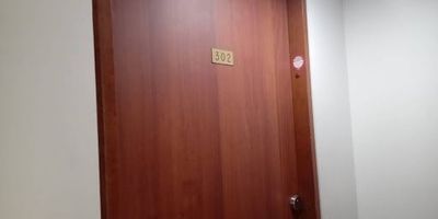 Excelente apartamento de estrato 4 en chapinero sur occidental, con una alcoba, dos baños, cocina integral, con lavarropas, secarropas, nevera, microondas incluído, pisos de madera laqueada, living-comedor amplio, estudio y todas las comodidades. Un apartamento de 43m2 y una excelente ubicación a tres cuadras de calle principal, con acceso a transporte público y vías principales. Un hermoso lugar para vivir. 