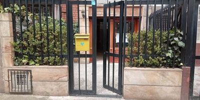 Excelente ubicación, estrato 4 en chapinero sur occidental, 29m2 habitables, ideal para adecuar apartaestudio con excelentes terminaciones, pisos de marmol, paredes de piedra muñeca, con patio al frente, camara de seguridad y rejas. Se encuentra en un lugar formidable con materiales de primera calidad y puede ser adecuado para uso mixto, según la necesidad del comprador.