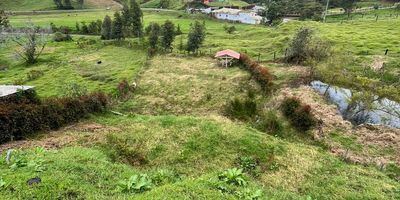 lote en venta con 1000 metros cuadrados y una casa construida de 72 metros, totalmente amoblada. Venta a puerta cerrada.