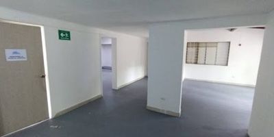 Se arrienda local comercial ubicado en segundo piso, en una de las zonas más destacadas y de mayor valorización de El Poblado. El espacio cuenta con un área total de 90 metros cuadrados, distribuidos en amplios ambientes ideales para adecuar según las necesidades de tu negocio. Dispone de baños, vitrina con excelente visibilidad y fácil acceso. Es una excelente opción para empresas, oficinas, consultorios o marcas que busquen establecerse en un punto estratégico. Para más información, comunícate con nuestras líneas de atención al cliente.