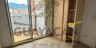 Apartamento de quinto piso dúplex con 3 habitaciones, 3 baños, cocina integral, sala comedor, zona de ropas con terraza, parqueadero de carro y cuarto útil. Barrio Belén San Bernardo.