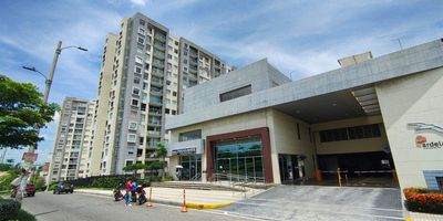 Apartamento de 58 m², ubicado en un piso alto y con excelente ventilación e iluminación natural. Consta de dos cómodas alcobas, cada una con closet, aires en todas habitaciones , cortinas, dos baños completos. La cocina es integral y está equipada con todos los electrodomésticos necesarios. El apartamento cuenta con un parqueadero propio, lo que proporciona comodidad y seguridad. Además, tiene una vista tranquila y está orientado Ideal para quienes buscan un espacio funcional y bien ubicado. Perfecto para parejas o pequeños núcleos familiares.