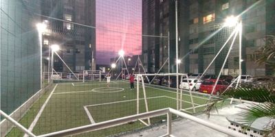 En venta hermoso apartamento en Alameda del Rio, Conjunto residencial Gaviota.

Conjuga funcionalidad, diseño y economia. El apartamento de cincuenta y siete metros, te ofrece comodidad, pues cuenta con dos habitaciones y area de estudio, que puede convertirse en tercera alcoba, con cocina integral lineal, contigua al area de labores, una sala comedor amplia de gran ventanal muy iluminado y fresco, dos bellos baños, uno incluido en la alcoba principal.

Con zona de parqueo comunitario, donde puede ingresar solo un cupo por apartamento. Ascensor moderno.

Te brinda buena seguridad por la porteria y celaduria permanente con camaras de seguridad y equipos contraincendio.     

Te brinda esparcimiento seguro por sus buenas amenidades internas como dos piscinas, gimnasio, salon de eventos, para las reuniones de tus hijos, canchas de microfutbol, juegos infantiles, bbq. Externamente dispondras de amplios parques y zonas verdes con patrinodromo. 

Te brinda comodidad de servicios basicos de supermercados, bancos, restaurantes y servicios varios en sus tres centros comerciales. Rapidas vias a la zona norte de barranquilla, zonas educativas, turisticas, industrial. se han ampliado vias de acceso y proxima a innaugurarse un puente vehicular.

Ganas rentabilidad por su rapido desarrollo con alta valorizacion, y alta solicitud de arrendamiento, para los inversionistas.

Te brindamos todo el soporte bancario y legal necesario.

Esta puede ser tu oportunidad familiar. Contactame.
