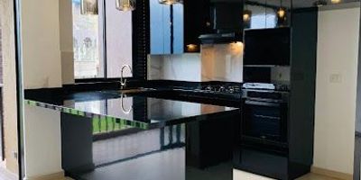 Hermoso apartamento ubicado en el sector del oriente antioqueño, cerca al parque de san Antonio de Pereira y reserva de llano grande, el apartamento cuenta con tres habitaciones, cada una con closet amplio y la habitación principal con su Vestier y baño privado, también cuenta con baño social, sala comedor, cocina integral abierta, zona de ropas independiente y dos balcones con una hermosa vista panorámica, parqueadero y cuarto útil. agenda tu cita con nuestro agente inmobiliario Jhorman Álvarez  324594268 