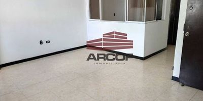 Se arrienda Apartamento de 100 metros cuadrados tres baños, tres habitaciones una cocina semi integral sala comedor, amplio excelente ubicación,  zona de parqueo capacidad para dos motos acceso a la terraza del inmueble tercer piso.