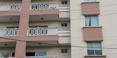 Apartamento, amplio, fresco, con garaje. El edificio cuenta con ascensor, zona de juegos, gimnasio, salón social. Buena ubicación, zona residencial.