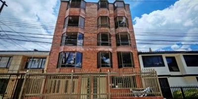 Edificio ubicado a tres cuadras de la calle veintiséis, tres cuadres de la  Av, Boyacá, tres de la calle cincuenta y tres, sector residencial, cerca zona comercial. Primer piso antejardin garaje para cinco carros, recepción, dos depósitos, salón. Segundo piso, cocina, zona de ropas y terraza. Tercer piso dos aptos de cuatro y cinco alcobas, tres-cinco baños, terraza. Cuarto piso dos aptos de tres alcobas y cinco baños, terraza, un baño, zona de ropas. Ideal para Hotel, IPS.
