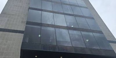 Oficina en arriendo  Excelente ubicación y funcionalidad Ubicada en un moderno edificio empresarial, esta oficina de 40 m es ideal para tu empresa. Cuenta con piso en porcelanato, cableado estructurado y un parqueadero privado. El edificio ofrece batería de baños por piso, ascensor, vigilancia 247 y acceso a dos salas de juntas. Cercana a transporte público y en una zona estratégica para negocios. ¡Lista para ocupar!