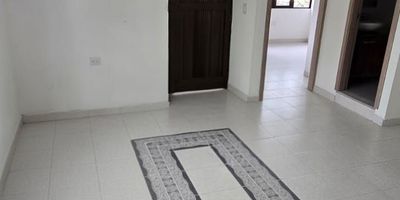 ubicado en un lugar cerca al centro a solo unos 5 minuto cerca a clinicas restaurantes negocios y al metro de medellin