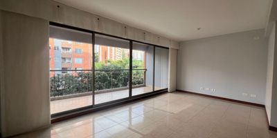 Apartamento  en arriendo facil acceso a rutas de transporte y servicios complementarios. Piso en cerámica, sala y comedor, estudio,  3 alcobas con baño en la principal, baño social, tina, cocina integral cerrada, alcoba y baño de servicio, zona de ropas, balcon, útil y parqueaderos lineales cubiertos . Conjunto cerrado con ascensor, piscina, gimnasio, salon social, parques infantiles, placa polideportiva, zonas verdes, vigilancia 24 hrs, y circuito cerrado de tv
inmubles sujetos a verificacion de disponibilidad