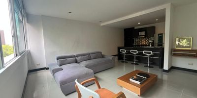 Apartaestudio en arriendo y venta en unidad cerrada ubicado a dos cuadras de centros comerciales, rutas de transporte publico, fácil acceso desde la av principal. Piso enbaldosa, sala comedor, 1 alcoba con baño en la principal, cocina integral abierta tipo americano, zona de ropas y parqueadero cubierto Conjunto cerrado cuenta con piscina, gym, sauna, turco, zonas verdes, vigilancia 24 horas  y circuito cerrado de tv. Apartaestudio en arriendo y venta en unidad cerrada ubicado a dos cuadras de centros comerciales, rutas de transporte publico, fácil acceso desde la av principal. Piso enbaldosa, sala comedor, 1 alcoba con baño en la principal, cocina integral abierta tipo americano, zona de ropas y parqueadero cubierto. Conjunto cerrado cuenta con piscina, gym, sauna, turco, zonas verdes, vigilancia 24 horas  y circuito cerrado de tv.   