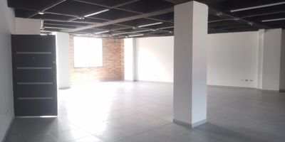 Bodega industrial en arriendo cuenta con una ubicación estratégica, muy central, con fácil acceso y salida a vías principales, rutas de transporte público, conexión a gran variedad de servicios complementarios del sector. Cuenta con piso en baldosa, piso reforzado, 1 espacio, 2 baños, cocineta, tipo de energia trifásica, transformador potencia alcanzada 45. Cuenta con ascensor y citófono.