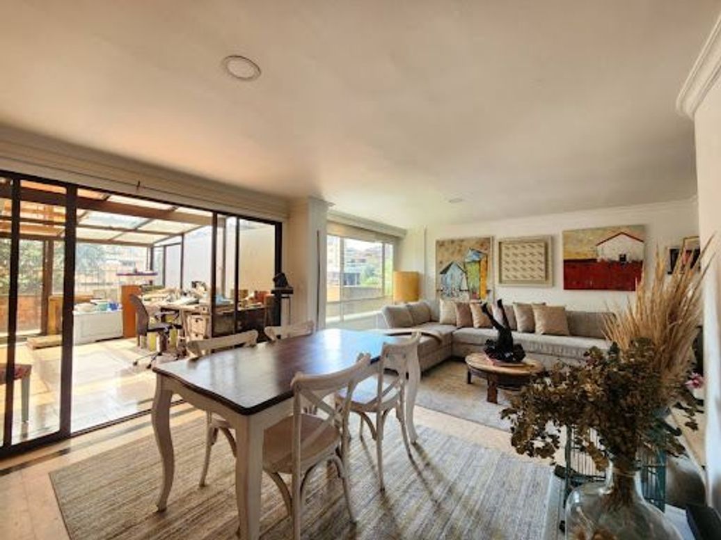 Apartamento de 3 alcobas en venta en Los Rosales, Bogotá, 183 m² · foto 2 de 19