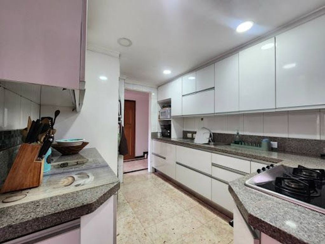 Apartamento de 3 alcobas en venta en Los Rosales, Bogotá, 183 m² · foto 10 de 19