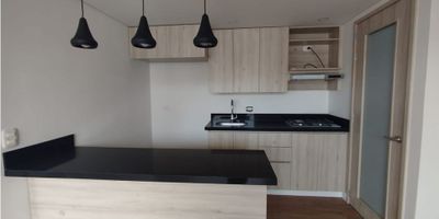 se renta hermoso apartamento en riuonegro con una area de 55m2 distribuidos en sala comedor cocina integral, zona de ropas, zona de estudio, 2 habiatciones ,2 closet,2 baños completos.cuenta con vigilancia 24/7.

asesor: Juan Hernandez

celular: 3006663289

codigo wasi: 9303271
