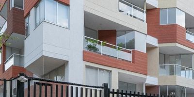 Vive la experiencia de un Penthouse Dúplex de lujo en el sur de la ciudad!
Imagina despertar cada día en un espacio donde la elegancia y la comodidad se encuentran en cada detalle. Este exclusivo penthouse dúplex es el lugar perfecto para quienes buscan un estilo de vida sofisticado, seguro y moderno.
 Características:
Área de 138.22 m²
2 habitaciones amplias y luminosas
3 baños modernos
Terraza privada de 35 m² para disfrutar con familia y amigos
Pisos en mármol que reflejan distinción
2 parqueaderos exclusivos
Un hogar diseñado para brindarte tranquilidad, exclusividad y el confort que mereces.
Ubicado en la zona más exclusiva del sur de la ciudad.

 Tu próximo nivel de vida empieza aquí.