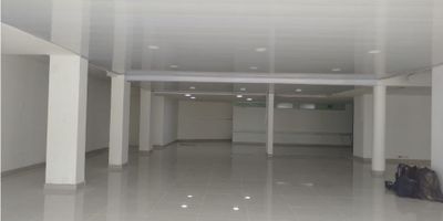 Local Comercial en Arriendo – 238 m² | Villavicencio
Ideal para entidades financieras, EPS, centros de servicios o atención al cliente

Este amplio local comercial ofrece una excelente distribución y ubicación en Villavicencio, perfecto para operaciones que requieren atención al público, archivo seguro y fácil acceso.

Características del inmueble:


 
 Área total: 238 m²
 
 
 Salón principal para distribución de estaciones de trabajo o casillas de atención
 
 
 Sala de espera para clientes o usuarios
 
 
 Dos baterías de baño independientes
 
 
 Bodega interna con salida posterior, ideal para archivo o almacenamiento
 
 
 Espacio para cafetería o zona de descanso
 
 
 Caja fuerte grande empotrada
 
 
 Parqueadero para clientes
 
 
 Fácil acceso vehicular y peatonal
 


Servicios públicos instalados:


 
 Energía eléctrica trifásica
 
 
 Acueducto
 
 
 Alcantarillado
 
 
 Servicio de aseo
 


Ubicación estratégica en zona urbana, con cercanía a zonas residenciales, comerciales y transporte público.

Contáctanos para más información o para programar una visita. ¡Espacio listo para operar!
