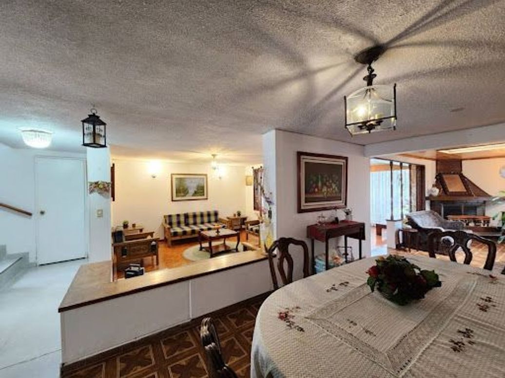 Casa de 4 alcobas en venta en Niza, Bogotá, 210 m² · foto 2 de 20