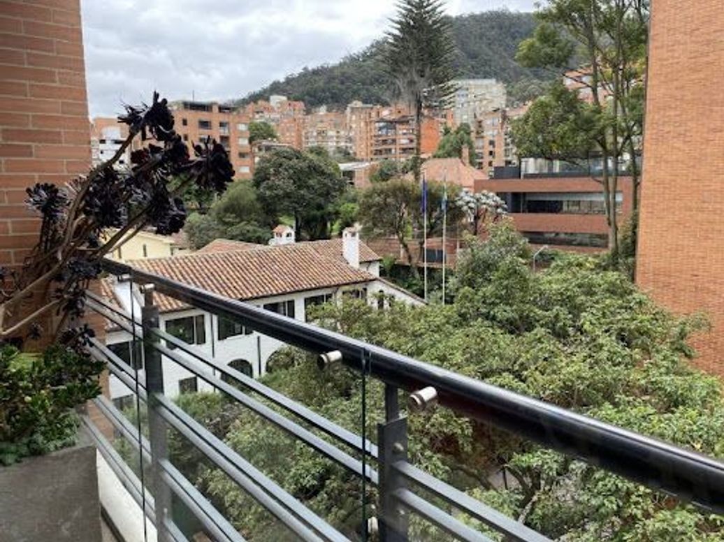 Apartamento de 2 alcobas en venta en Los Rosales, Bogotá, 146 m² · foto 2 de 15
